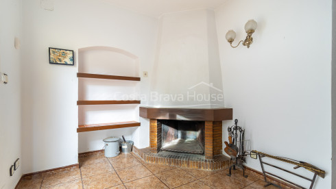 Stone village house in Palau-Sator with inner patio and high renovation potential