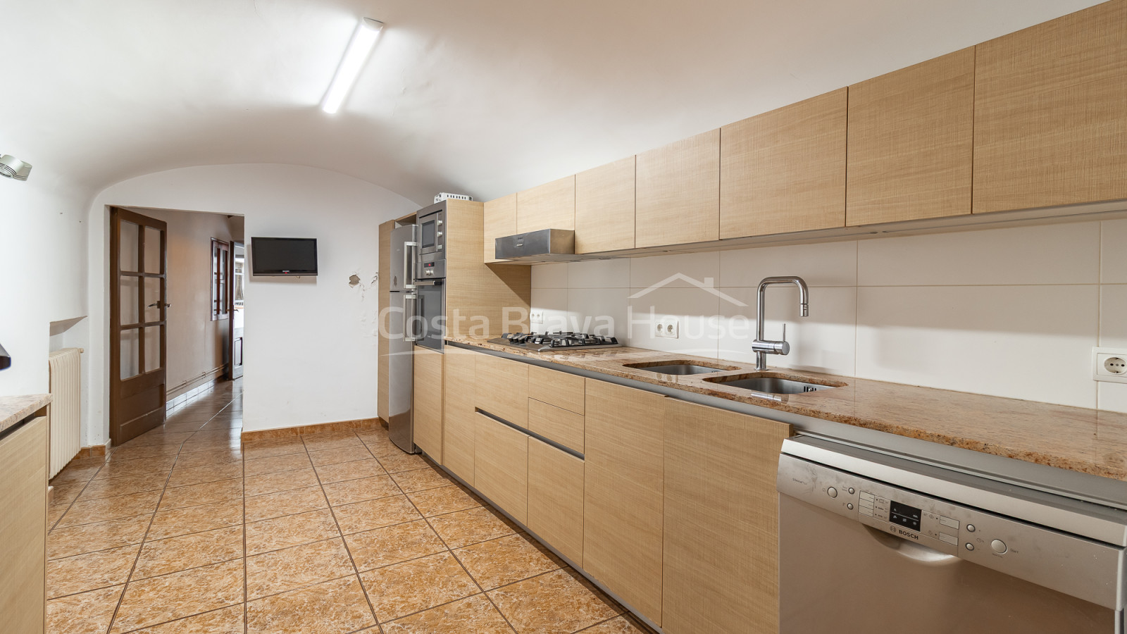 Casa de pueblo de piedra en Palau-Sator con patio interior y amplio potencial de reforma