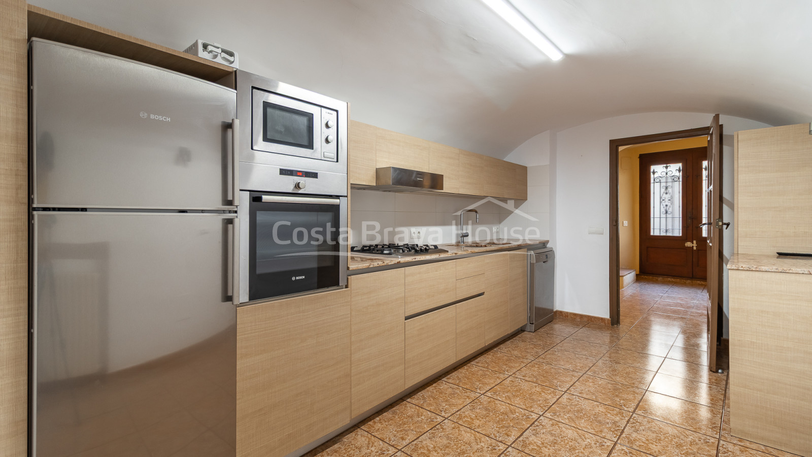 Stone village house in Palau-Sator with inner patio and high renovation potential