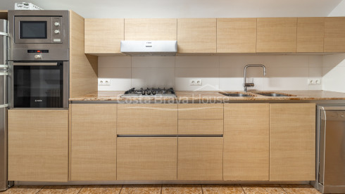 Stone village house in Palau-Sator with inner patio and high renovation potential