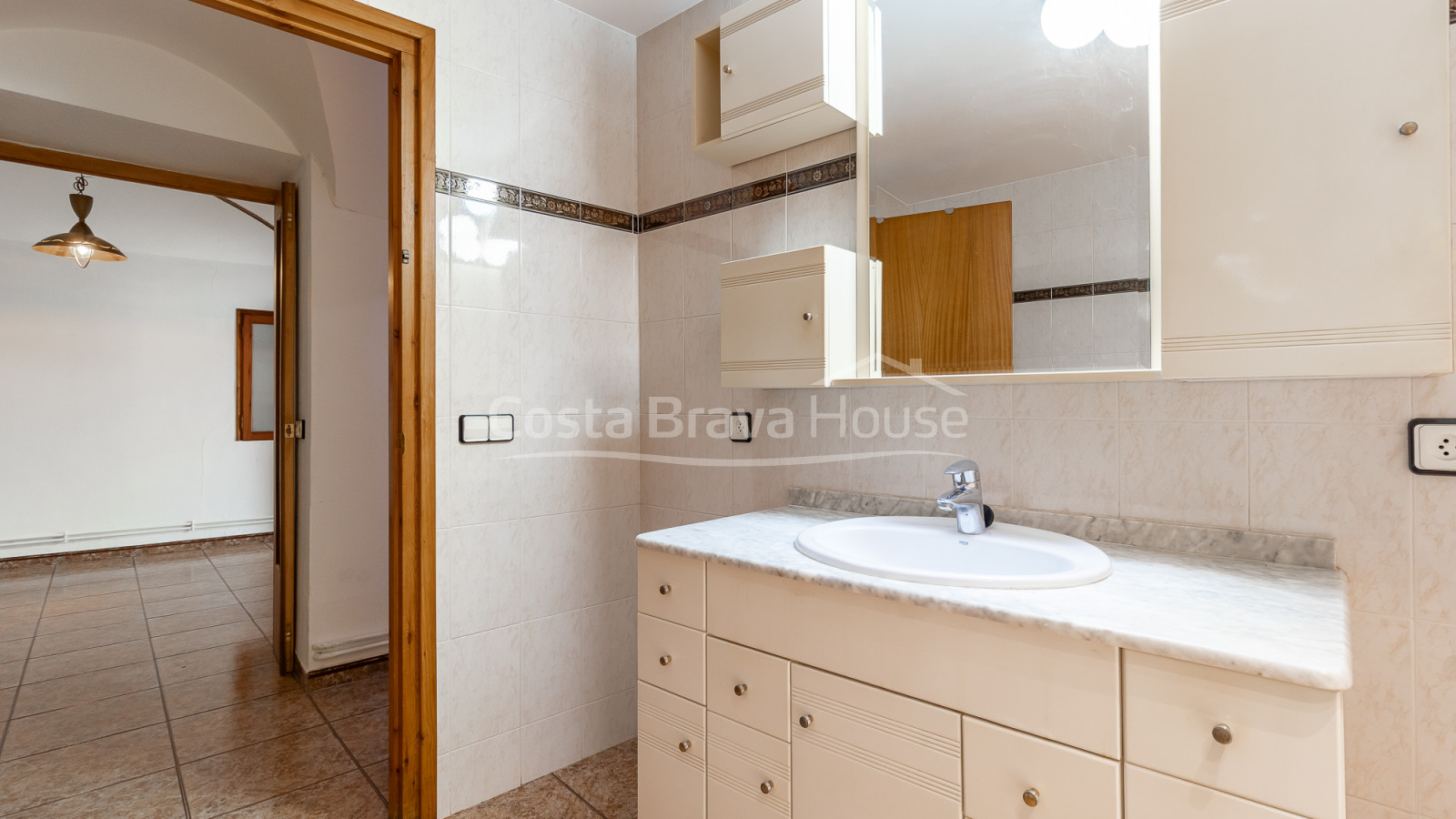 Stone village house in Palau-Sator with inner patio and high renovation potential