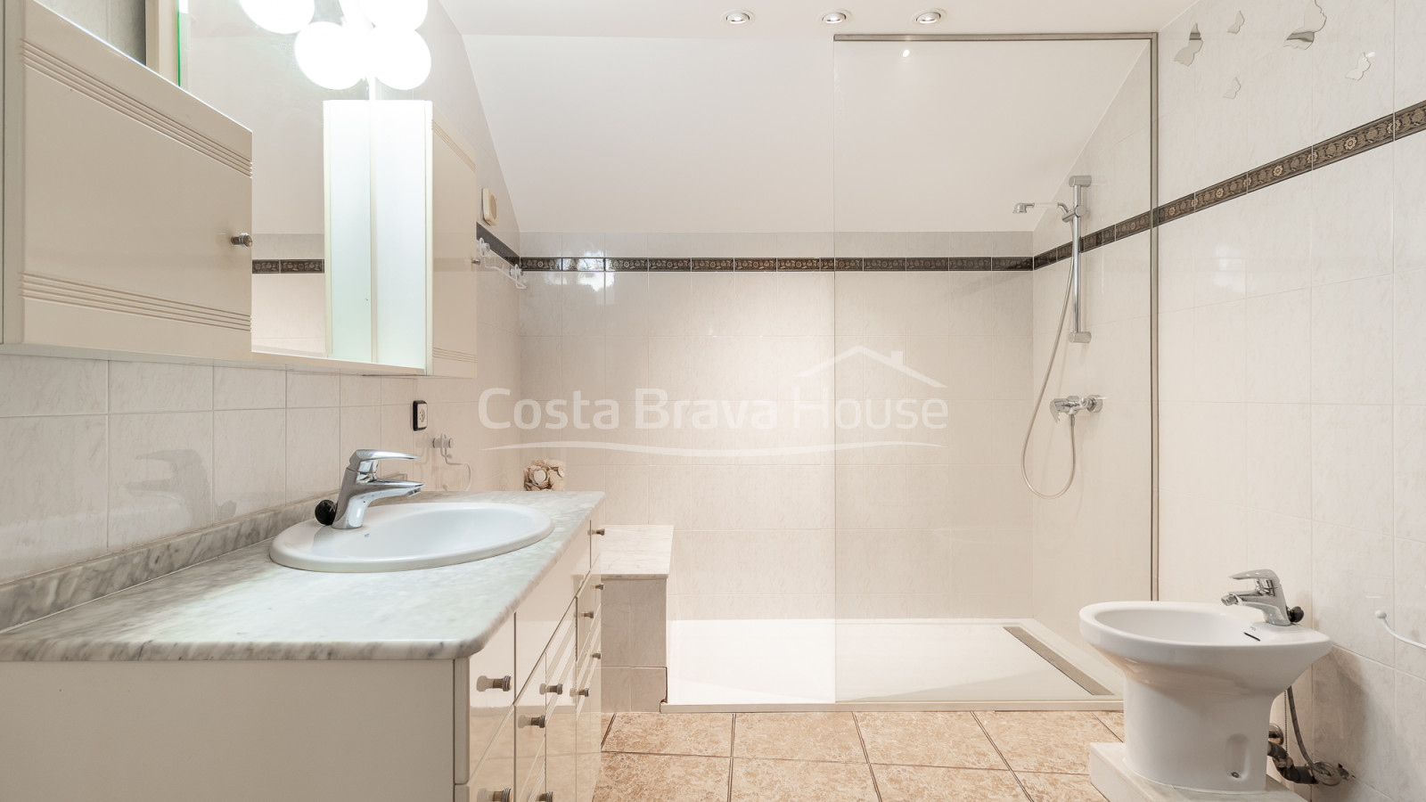 Stone village house in Palau-Sator with inner patio and high renovation potential