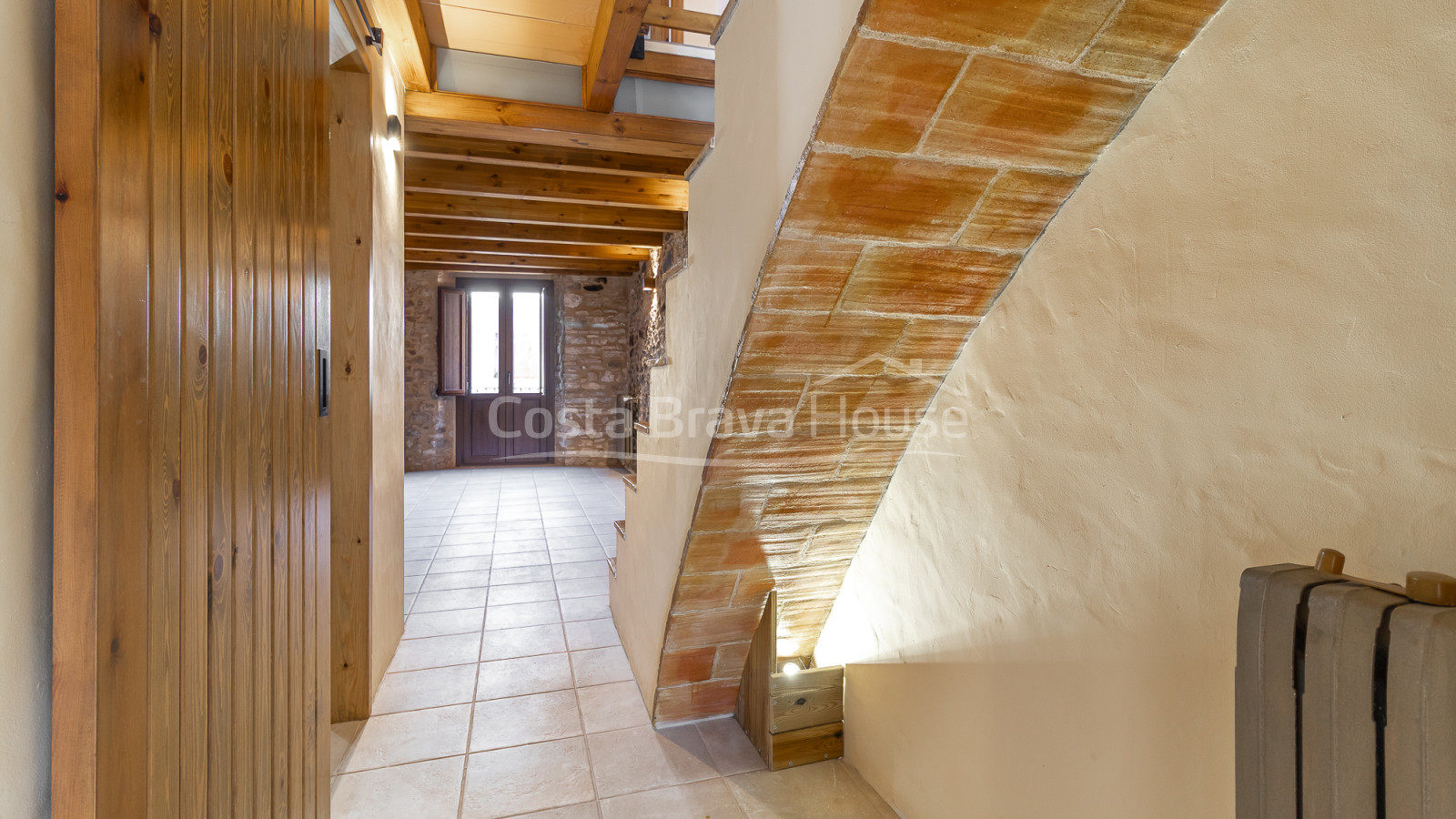 Casa de pueblo de piedra en Palau-Sator con patio interior y amplio potencial de reforma