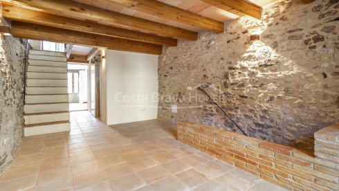 Stone village house in Palau-Sator with inner patio and high renovation potential