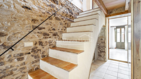 Casa de poble de pedra a Palau-Sator amb pati interior i gran potencial de reforma