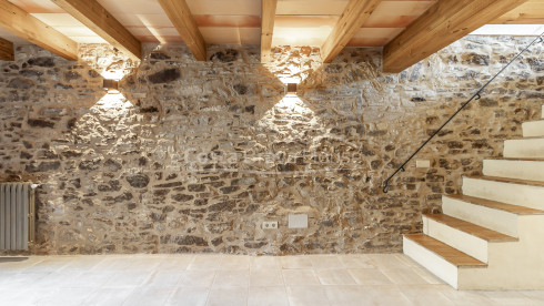 Stone village house in Palau-Sator with inner patio and high renovation potential