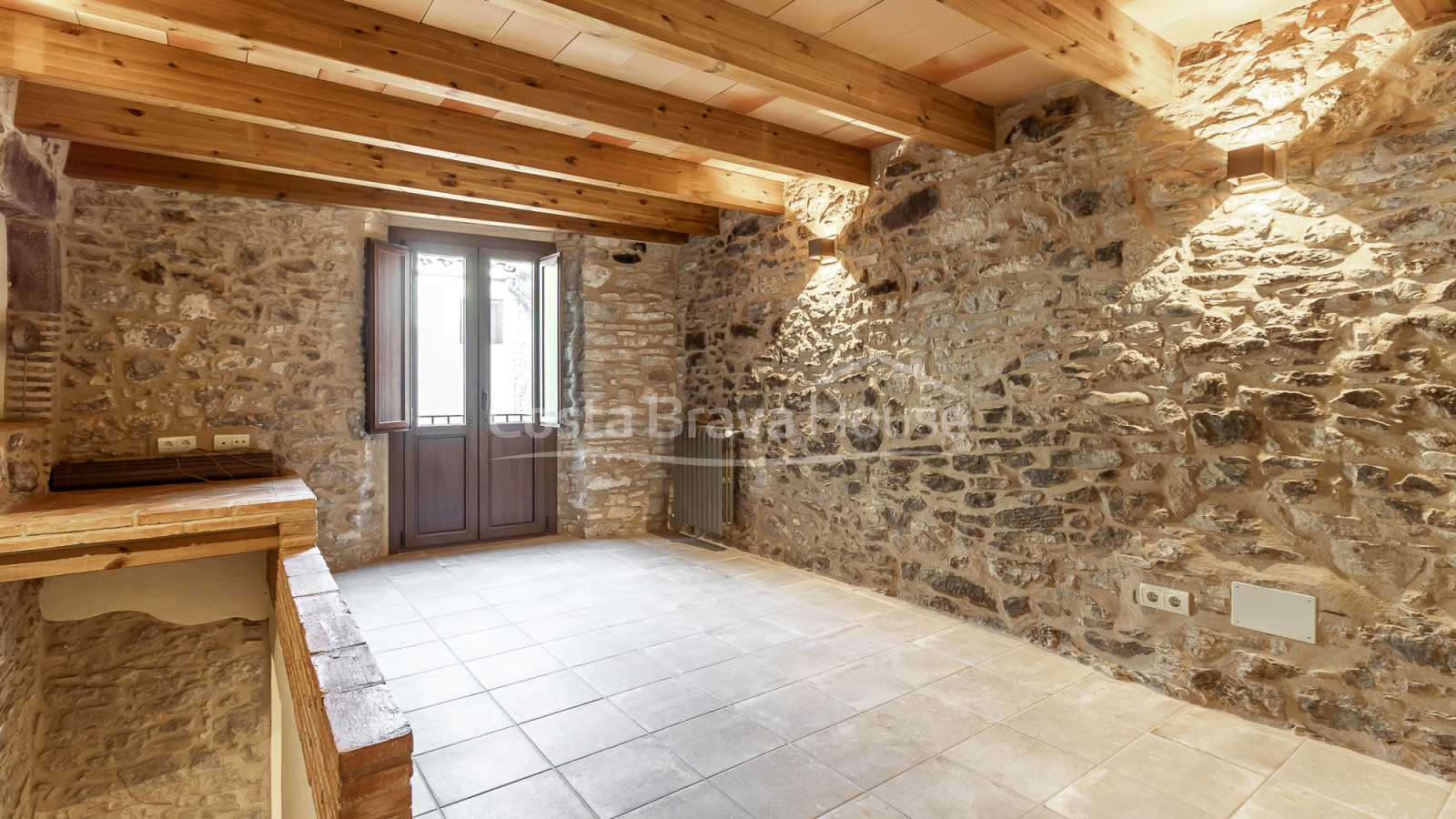 Stone village house in Palau-Sator with inner patio and high renovation potential