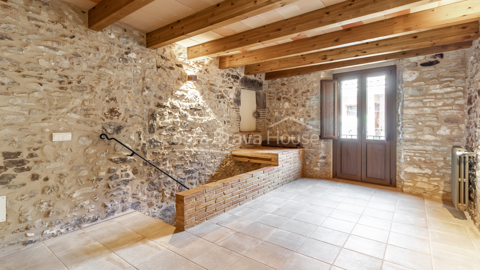 Casa de poble de pedra a Palau-Sator amb pati interior i gran potencial de reforma