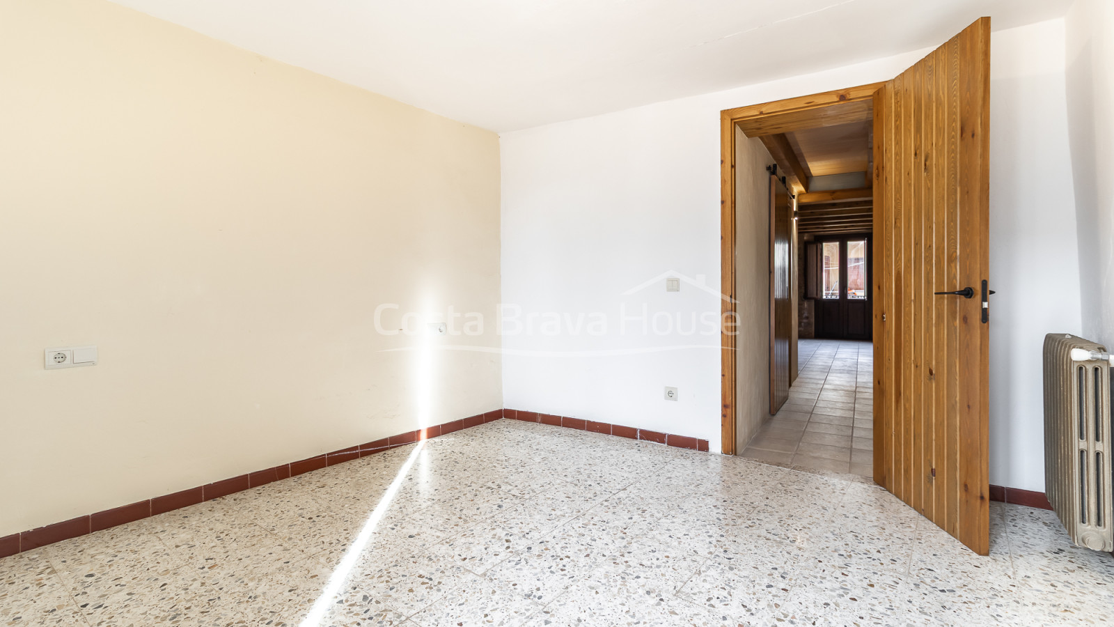 Stone village house in Palau-Sator with inner patio and high renovation potential