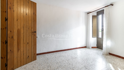 Stone village house in Palau-Sator with inner patio and high renovation potential