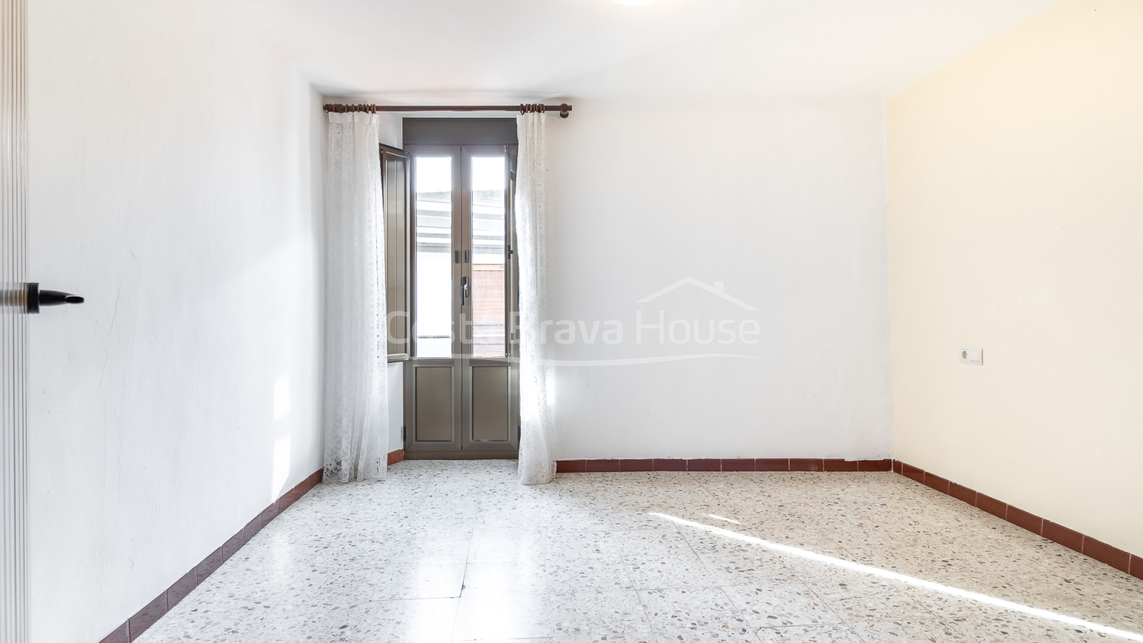 Stone village house in Palau-Sator with inner patio and high renovation potential