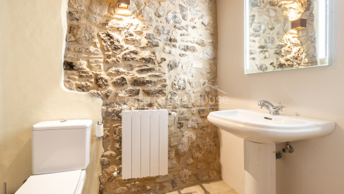 Stone village house in Palau-Sator with inner patio and high renovation potential