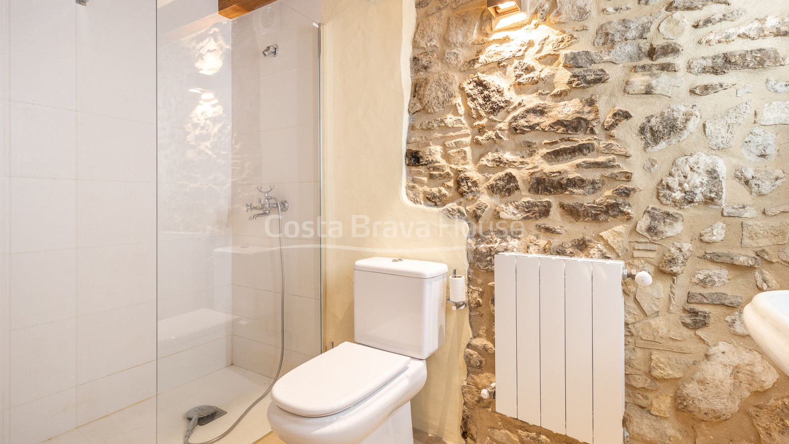 Stone village house in Palau-Sator with inner patio and high renovation potential