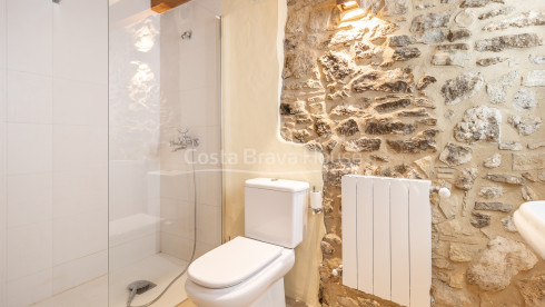 Stone village house in Palau-Sator with inner patio and high renovation potential