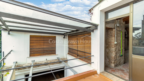 Casa de pueblo de piedra en Palau-Sator con patio interior y amplio potencial de reforma