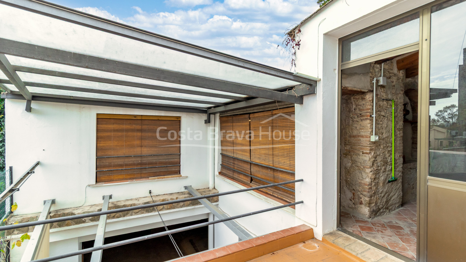 Stone village house in Palau-Sator with inner patio and high renovation potential