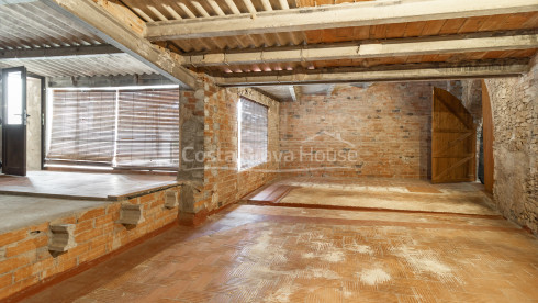 Casa de pueblo de piedra en Palau-Sator con patio interior y amplio potencial de reforma