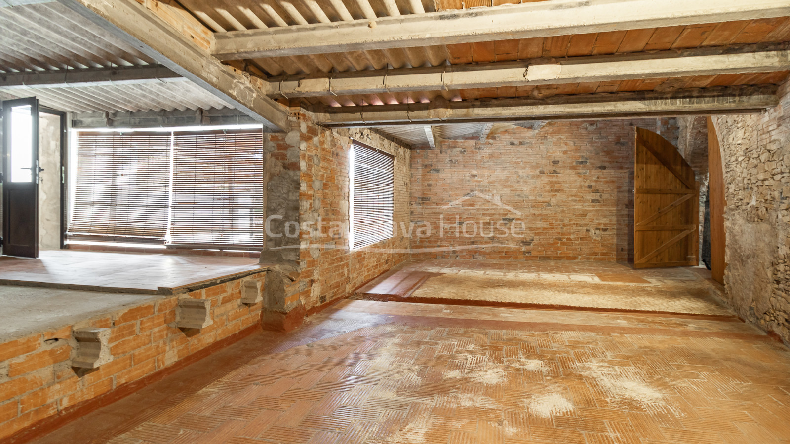 Casa de poble de pedra a Palau-Sator amb pati interior i gran potencial de reforma