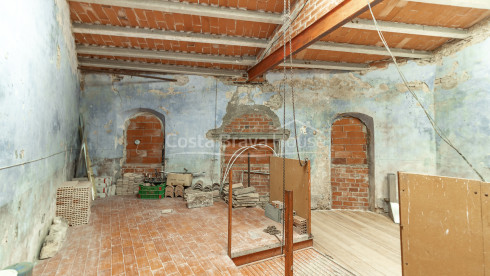 Stone village house in Palau-Sator with inner patio and high renovation potential