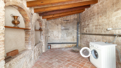 Stone village house in Palau-Sator with inner patio and high renovation potential