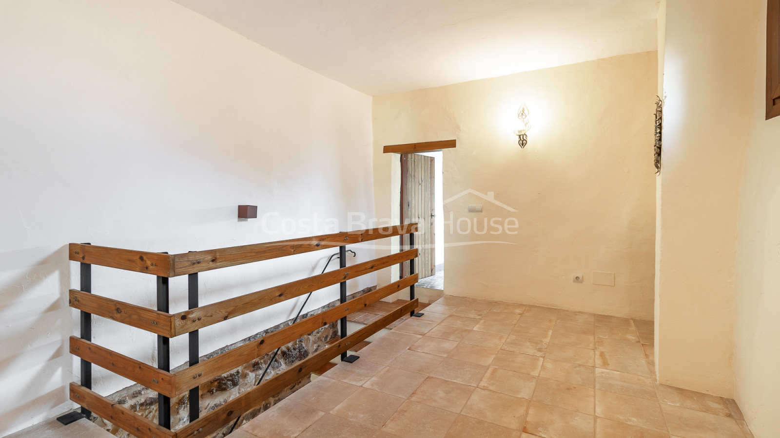 Stone village house in Palau-Sator with inner patio and high renovation potential