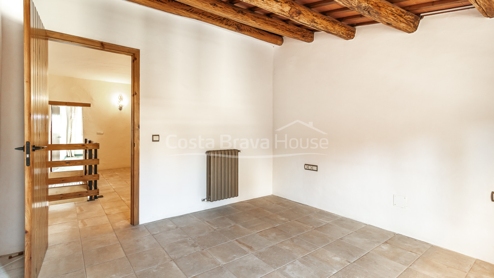 Stone village house in Palau-Sator with inner patio and high renovation potential