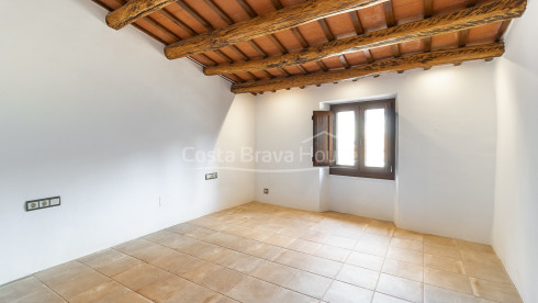 Stone village house in Palau-Sator with inner patio and high renovation potential