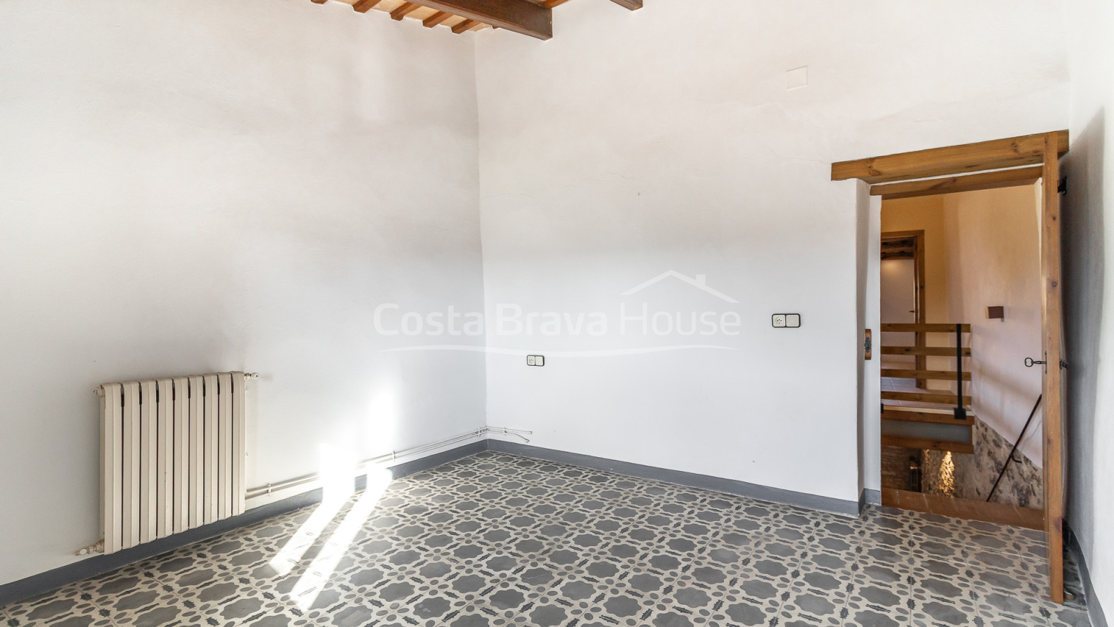 Stone village house in Palau-Sator with inner patio and high renovation potential