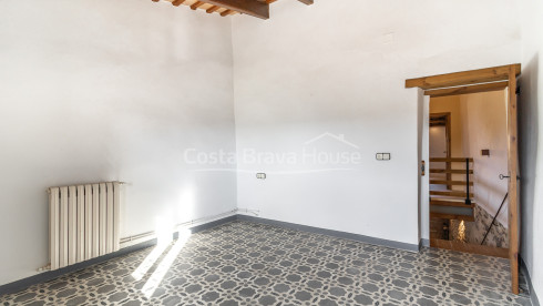 Stone village house in Palau-Sator with inner patio and high renovation potential