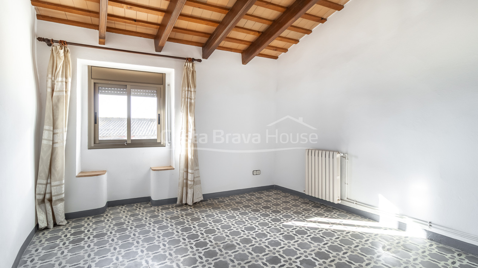 Stone village house in Palau-Sator with inner patio and high renovation potential