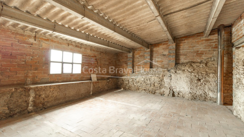 Stone village house in Palau-Sator with inner patio and high renovation potential