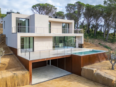 Maison contemporaine neuve à vendre à Begur avec terrasses, piscine à débordement et vues dégagées