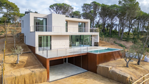 Nieuwbouwhuis in Begur met infinity pool, terrassen, modern design en weids uitzicht