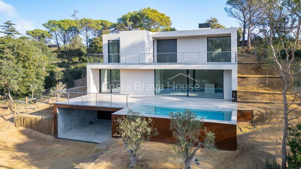 Maison neuve à Begur avec piscine à débordement, terrasses, design moderne et vues dégagées