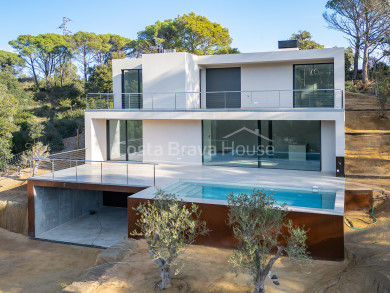 Contemporary new build house for sale in Begur with terraces, infinity pool and open views