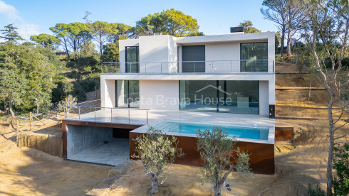 New build house in Begur with infinity pool, terraces, modern design and open views