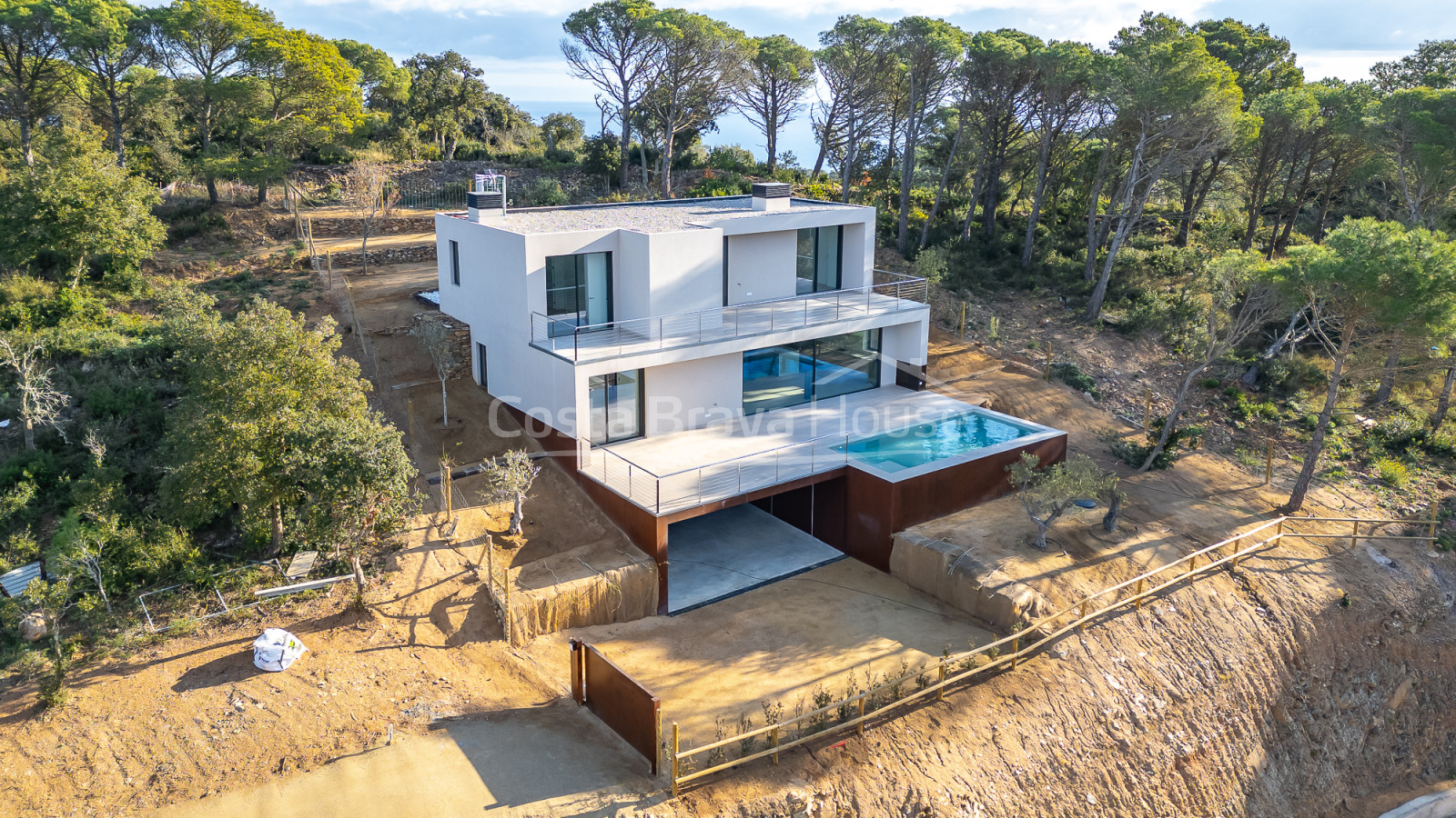 Maison neuve à Begur avec piscine à débordement, terrasses, design moderne et vues dégagées