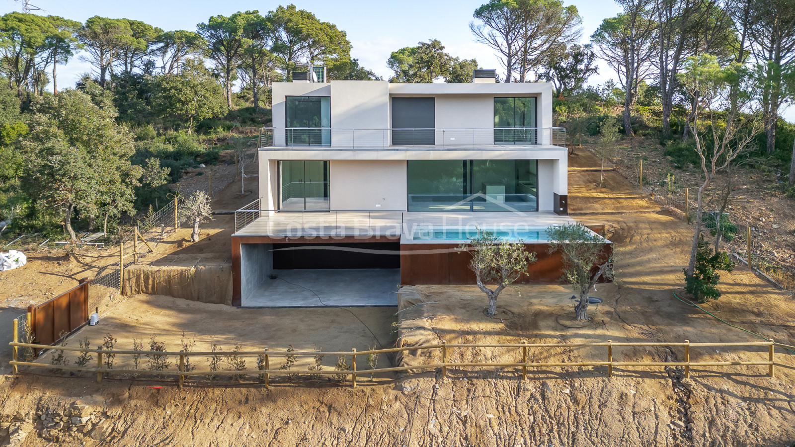New build house in Begur with infinity pool, terraces, modern design and open views