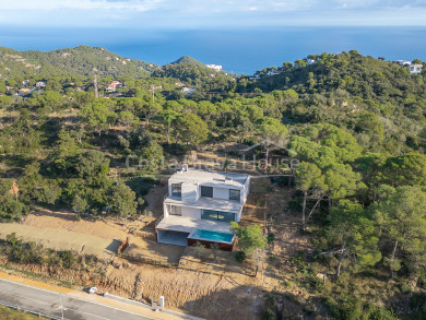 Maison contemporaine neuve à vendre à Begur avec terrasses, piscine à débordement et vues dégagées
