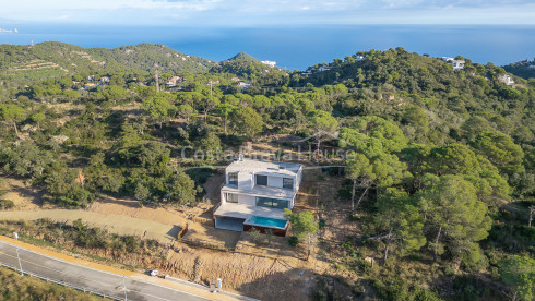 New build house in Begur with infinity pool, terraces, modern design and open views