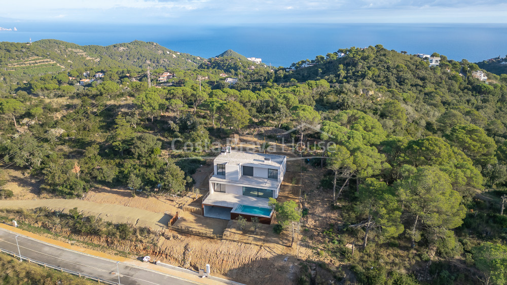 Nieuwbouwhuis in Begur met infinity pool, terrassen, modern design en weids uitzicht