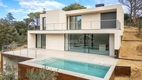 Casa d’obra nova a Begur amb piscina infinita, terrasses, disseny modern i vistes obertes