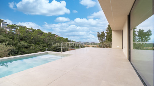 New build house in Begur with infinity pool, terraces, modern design and open views
