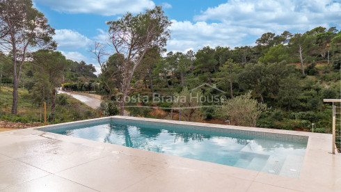 New build house in Begur with infinity pool, terraces, modern design and open views