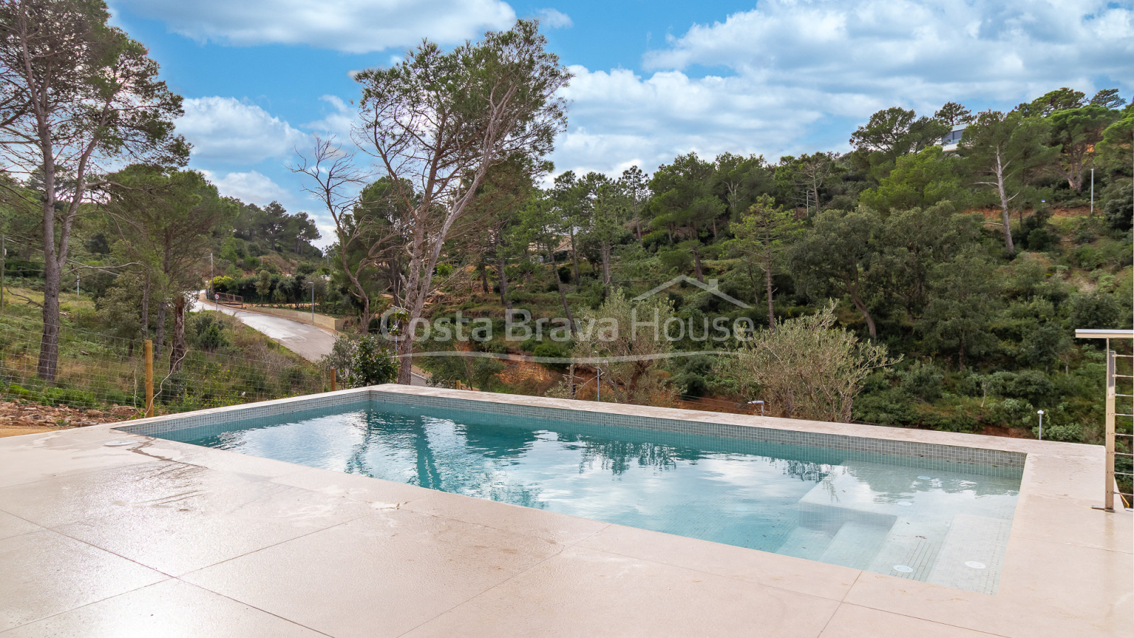 Nieuwbouwhuis in Begur met infinity pool, terrassen, modern design en weids uitzicht