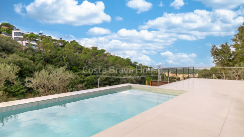 Maison neuve à Begur avec piscine à débordement, terrasses, design moderne et vues dégagées