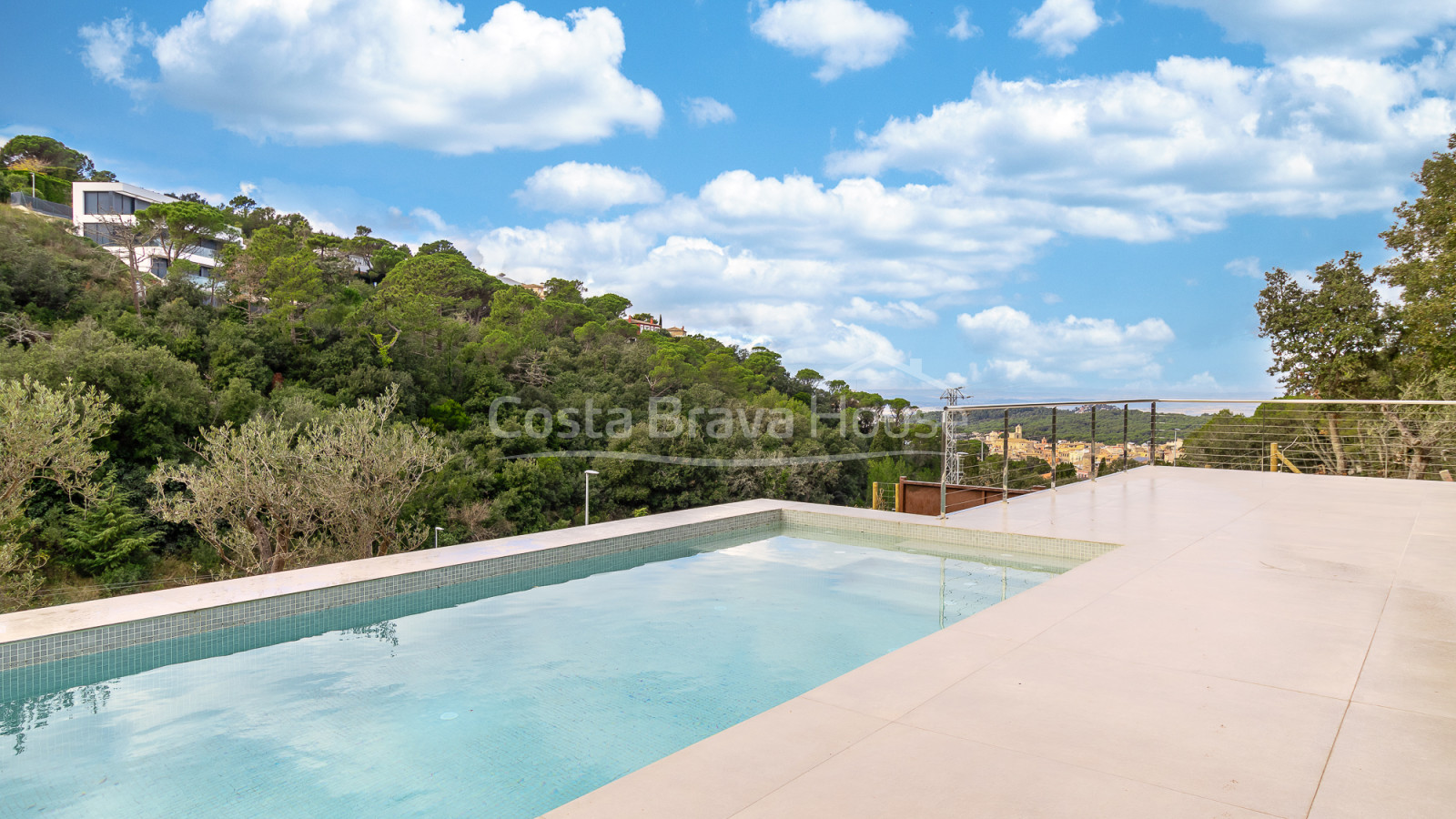 New build house in Begur with infinity pool, terraces, modern design and open views