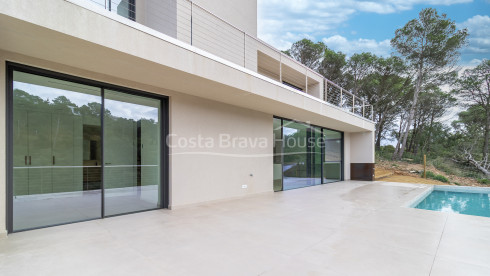 New build house in Begur with infinity pool, terraces, modern design and open views