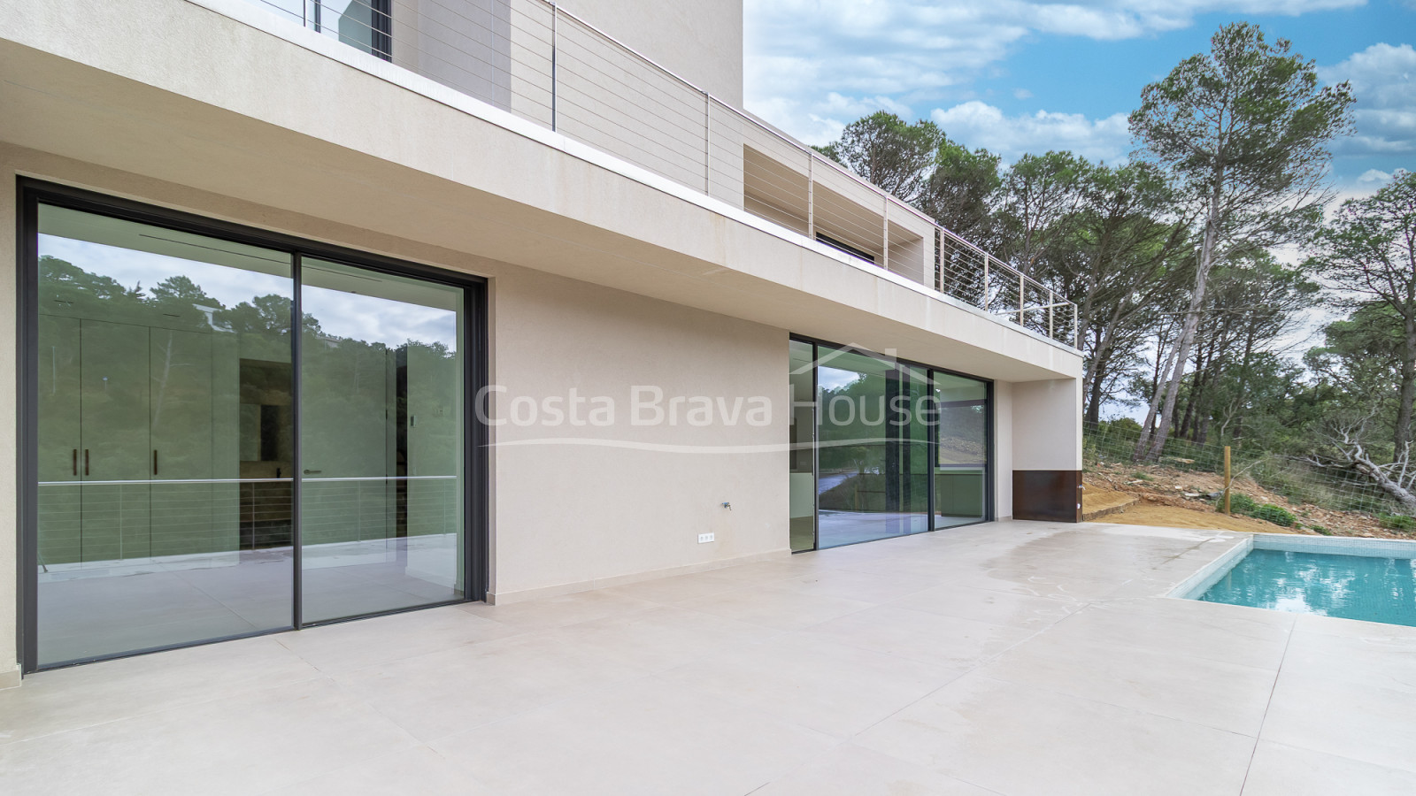 Nieuwbouwhuis in Begur met infinity pool, terrassen, modern design en weids uitzicht