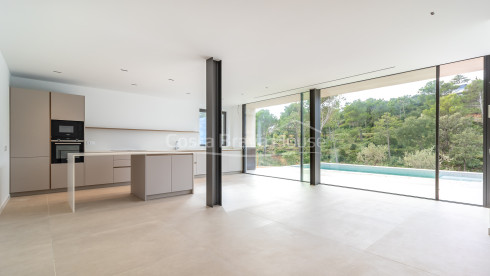 New build house in Begur with infinity pool, terraces, modern design and open views